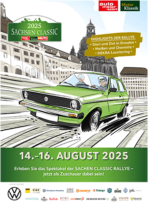 Plakat mit Daten von der Sachsen Classic 2025 und einem grünen Auto vor der Frauenkirche in Dresden