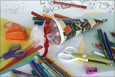 bunte Stifte, Scheren und eine Zuckertüte liegen auf einem Tisch, Foto: Annette_Pixabay