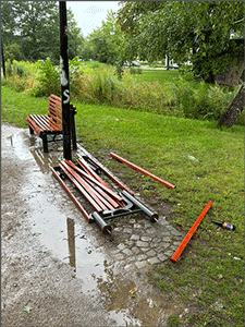 zerstörte Parkbank liegt am Boden des Bürgerparks