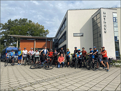 Gruppenfoto vor dem Coswiger Rathaus zum Auftakt der Radtour zwischen Coswig und Lovosice