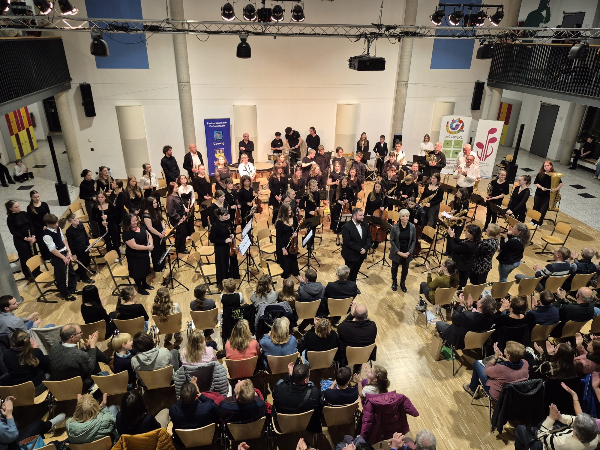 viele Menschen sitzen in der Aula des Gymnasiums