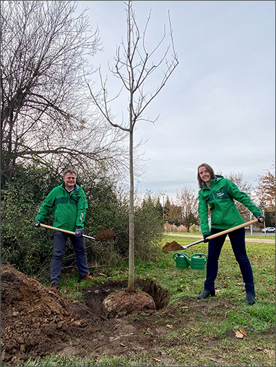 Oberbürgermeister Thomas Schubert und Bürgermeisterin Friederike Trommer pflanzten einen Jubiläumsbaum
