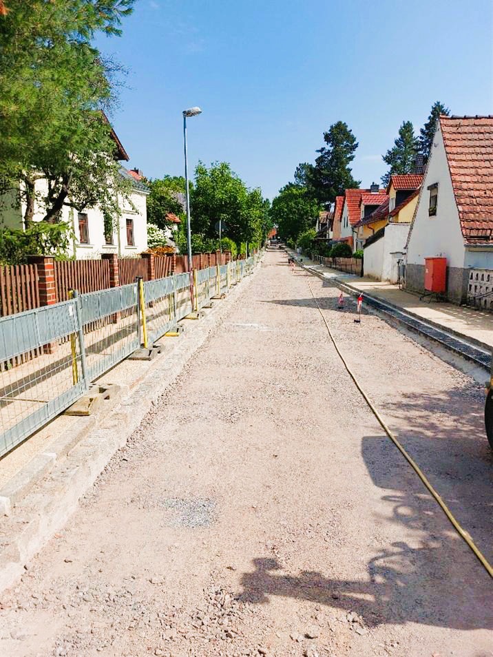 Umfangreiche Infrastrukturarbeiten in der Gartenstraße: Neben dem Kanalbau wurden Trinkwasserleitungen, Strom- und Breitbandanschlüsse erneuert sowie die Straße grundhaft ausgebaut.