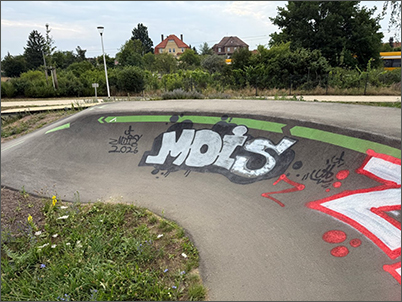 Graffiti auf dem Asphalt des Bikeparks