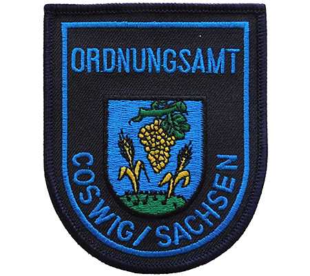 Abzeichen mit Schriftzug "Ordnungsamt Coswig / Sachsen" und Stadtwappen