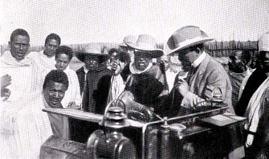 Arnold Holtz erklärt Kaiser Menelik und seinem Hofstaat den Motor des Nacke-Autos