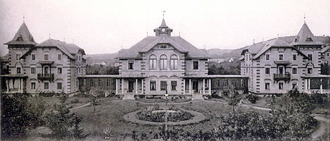 Gesellschaftshaus mit Damen- und Herrenvilla