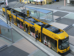 Blick von oben auf Straßenbahn am Lovisicer Platz