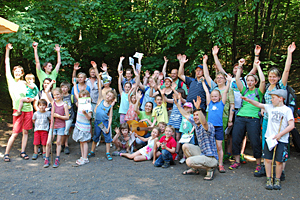 Gruppenfoto - Winkende Familien vor Bäumen