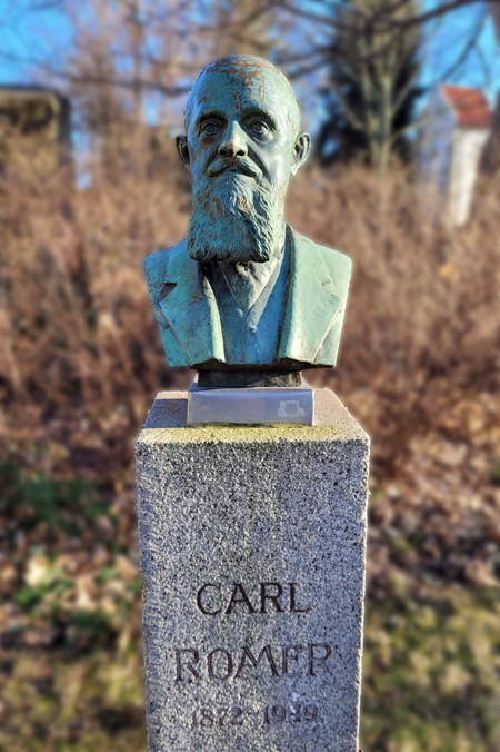 Carl-Romer-Denkmal in Coswig - im Hintergrund Alte Kirche Coswig