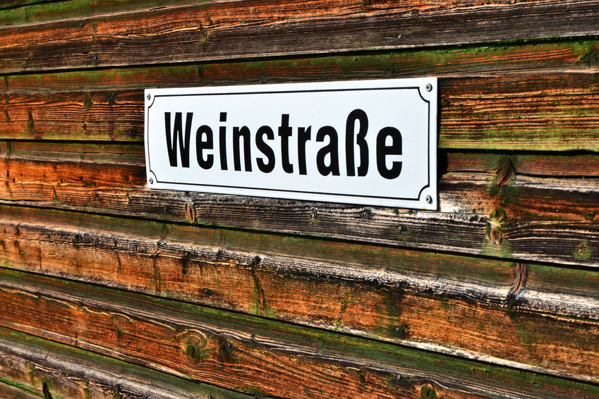 Schild "Weinstraße" an Holzwand